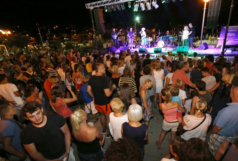 Tisno: Koncert Danijele Martinović u sklopu 10. međunarodne trke tovara, Photo: Dusko Jaramaz/PIXSELL Tisno: Koncert Danijele Martinović u sklopu 10. međunarodne trke tovara, Photo: Dusko Jaramaz/PIXSELL