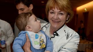 Hrvatska se sjeća košarkaške legende Krešimira Ćosića koji nas je prerano napustio prije 20 godina. Svečanom večerom u Falkensteinerovom hotelu Iadera u Petrčanima, obitelj Krešimira Ćosića – supruga Ljerka, kćerke Ana i Iva te sin Petar Krešimir, brojni Hrvatska se sjeća košarkaške legende Krešimira Ćosića koji nas je prerano napustio prije 20 godina. Svečanom večerom u Falkensteinerovom hotelu Iadera u Petrčanima, obitelj Krešimira Ćosića – supruga Ljerka, kćerke Ana i Iva te sin Petar Krešimir, brojni