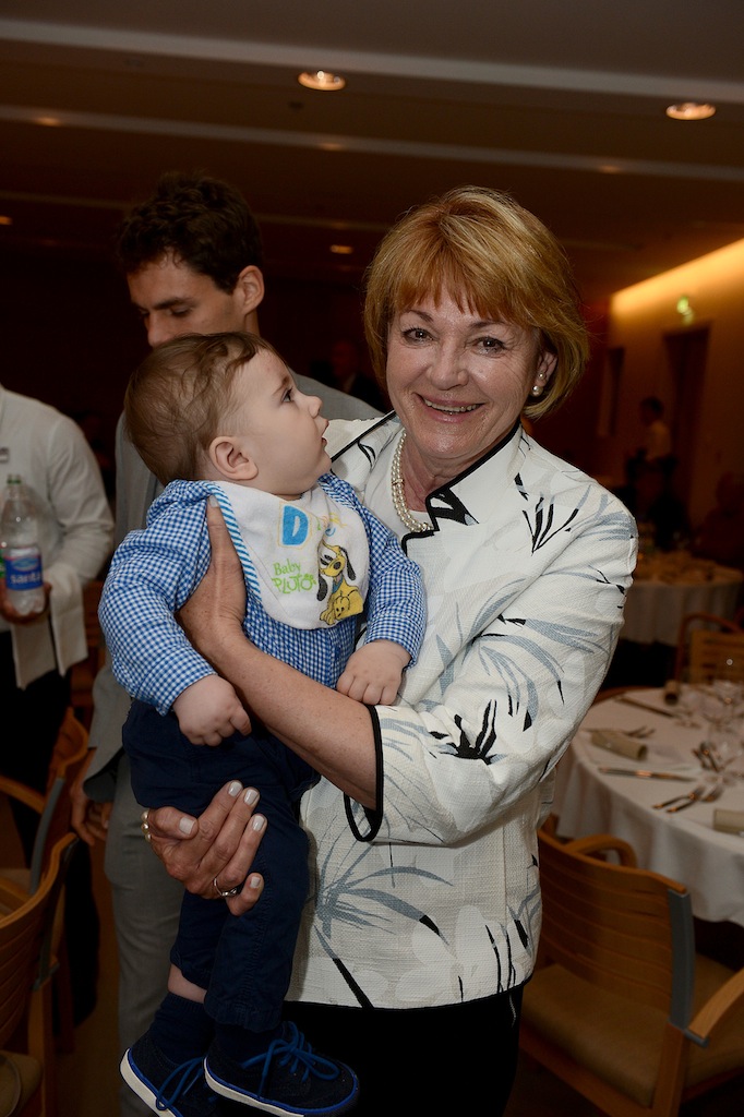 Hrvatska se sjeća košarkaške legende Krešimira Ćosića koji nas je prerano napustio prije 20 godina. Svečanom večerom u Falkensteinerovom hotelu Iadera u Petrčanima, obitelj Krešimira Ćosića – supruga Ljerka, kćerke Ana i Iva te sin Petar Krešimir, brojni Hrvatska se sjeća košarkaške legende Krešimira Ćosića koji nas je prerano napustio prije 20 godina. Svečanom večerom u Falkensteinerovom hotelu Iadera u Petrčanima, obitelj Krešimira Ćosića – supruga Ljerka, kćerke Ana i Iva te sin Petar Krešimir, brojni