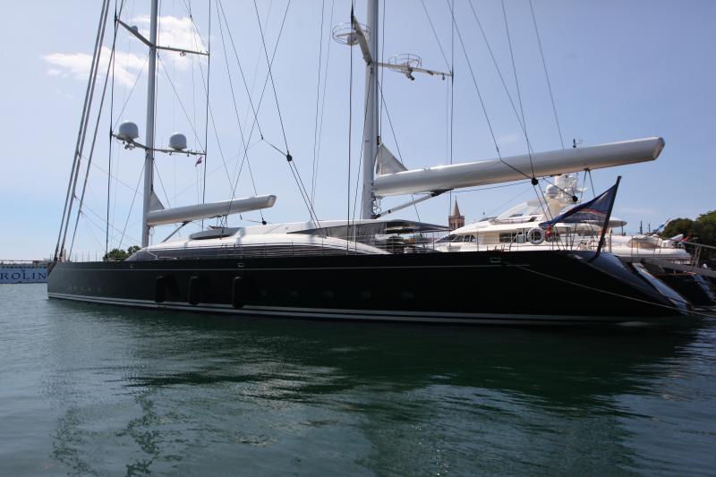 27.06.2013., Zadar – Luksuzna jahta u vlasnistvu medijskog magnata Ruperta Murdocha nalazi se usidrena u zadarskoj marini. Brod je dugacak 68 metara, glavni jarbol je iste visine. Cijena najma ove jahte na tjedan je 295.000 eura, odnosno 2,2 milijuna ku 27.06.2013., Zadar – Luksuzna jahta u vlasnistvu medijskog magnata Ruperta Murdocha nalazi se usidrena u zadarskoj marini. Brod je dugacak 68 metara, glavni jarbol je iste visine. Cijena najma ove jahte na tjedan je 295.000 eura, odnosno 2,2 milijuna ku