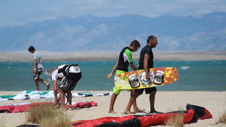 Nin, Zadar, 160712
Kitesurferi su iskoristili vjetrovit dan za uzivanje na plazi Zdrijac kraj Nina gdje se inace nalazi i kitesurfing skola.
Foto: Luka Gerlanc / CROPIX