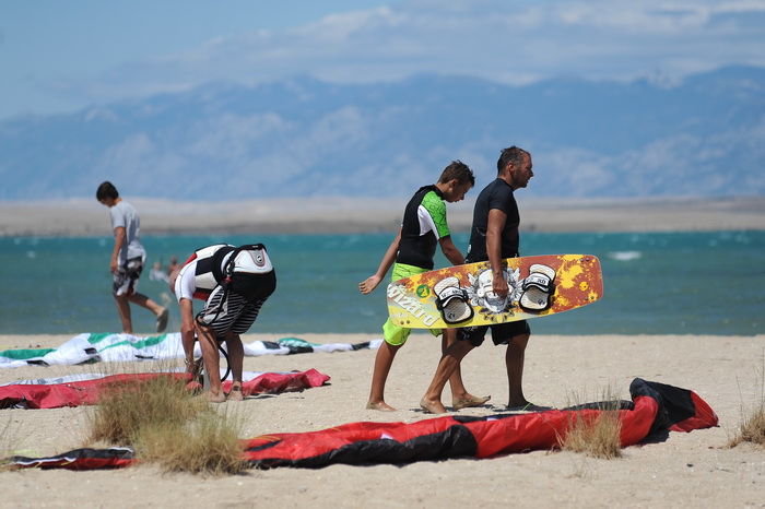 Nin, Zadar, 160712
Kitesurferi su iskoristili vjetrovit dan za uzivanje na plazi Zdrijac kraj Nina gdje se inace nalazi i kitesurfing skola.
Foto: Luka Gerlanc / CROPIX