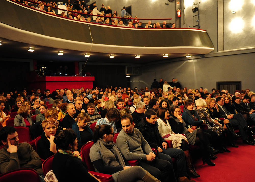 Zadar, 21.01.2013. snimio: Nenad Marčev
TEATAR EXIT, Zagreb
Saša Anočić
KAUBOJI
redatelj: Saša Anočić
igraju: Živko Anočić, Matija Antolić,
Hrvoje Barišić, Krunoslav Klabučar,
Rakan Rushaidat, Radovan Ruždjak i Ivana Rushaidat
izvan pre Zadar, 21.01.2013. snimio: Nenad Marčev
TEATAR EXIT, Zagreb
Saša Anočić
KAUBOJI
redatelj: Saša Anočić
igraju: Živko Anočić, Matija Antolić,
Hrvoje Barišić, Krunoslav Klabučar,
Rakan Rushaidat, Radovan Ruždjak i Ivana Rushaidat
izvan pre