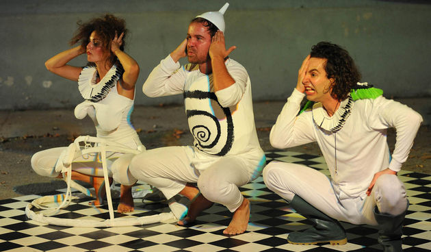 Zadar, 16.08.2013. snimio: Nenad Marčev, 
Dragon teatar, Zadar 
premijera predstave 
Kralj Ubu 
redateljica Maja Šimić 
igraju: Ivan Grčić, Mia Zara Burčul i Tomislav Kvartuč 
dvorište osnovne škole Petar Preradović Zadar