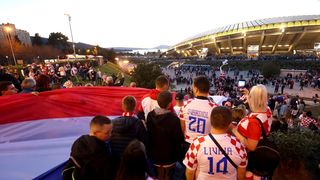 Rijeke navijača ispred Poljuda pred početak utakmice Hrvatske i Walesa Rijeke navijača ispred Poljuda pred početak utakmice Hrvatske i Walesa