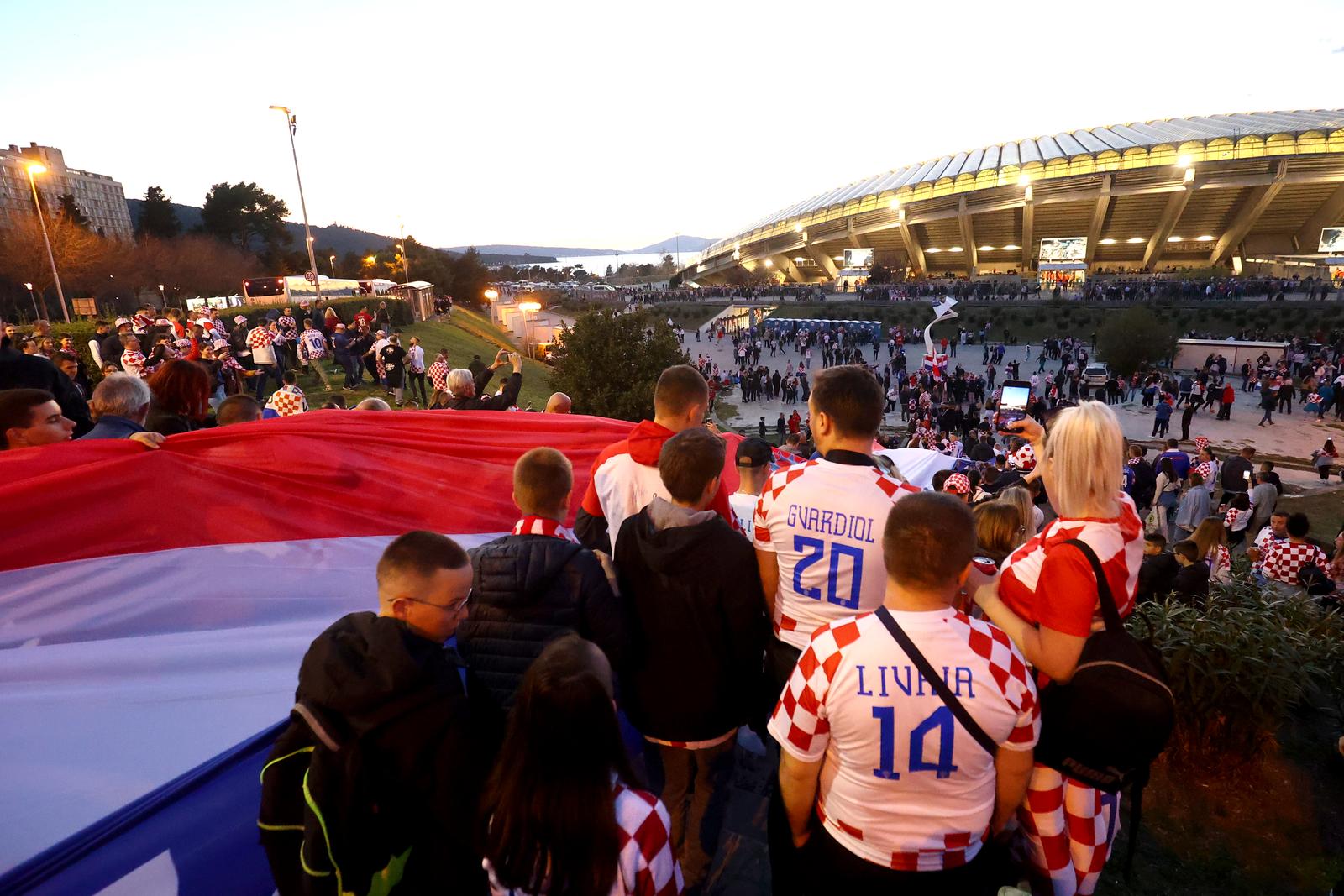 Rijeke navijača ispred Poljuda pred početak utakmice Hrvatske i Walesa Rijeke navijača ispred Poljuda pred početak utakmice Hrvatske i Walesa