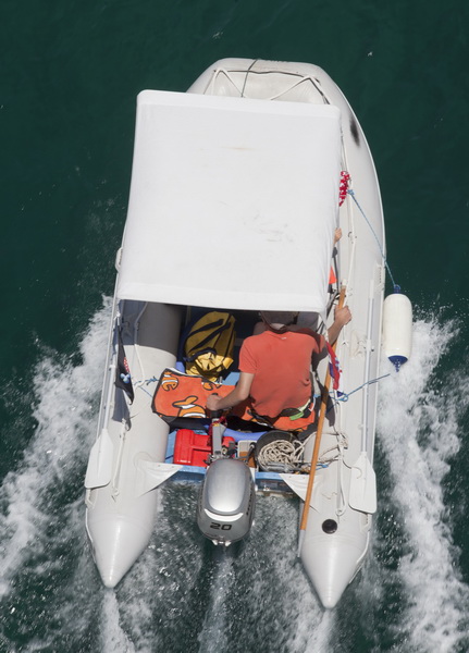 Zadar, 040711.
Pomorski promet ispod mosta u Zdrelcu vrlo je intenzivan za vrijeme ljetnih mjeseci. Prolaz imedju otoka Ugljana i Pasmana najblizi je put zadarskog podrucja prema Kornatima i otocima zadarskog arhipelaga.
Na slici: brodovi slikani s mosta Zadar, 040711.
Pomorski promet ispod mosta u Zdrelcu vrlo je intenzivan za vrijeme ljetnih mjeseci. Prolaz imedju otoka Ugljana i Pasmana najblizi je put zadarskog podrucja prema Kornatima i otocima zadarskog arhipelaga.
Na slici: brodovi slikani s mosta