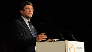 Zadar, 050413.
Veceras je u HNK Zadar odrzano predstavljanje liste koalicije SDP-HNS-HSU za Europski parlament. Na predstavljanju su govorili predsjednik SDP-a Zoran Milanovic, predsjednica HNS-a Vesna Pusic, predsjednik HSU-a Silvano Hrelja, te prvi na l Zadar, 050413.
Veceras je u HNK Zadar odrzano predstavljanje liste koalicije SDP-HNS-HSU za Europski parlament. Na predstavljanju su govorili predsjednik SDP-a Zoran Milanovic, predsjednica HNS-a Vesna Pusic, predsjednik HSU-a Silvano Hrelja, te prvi na l