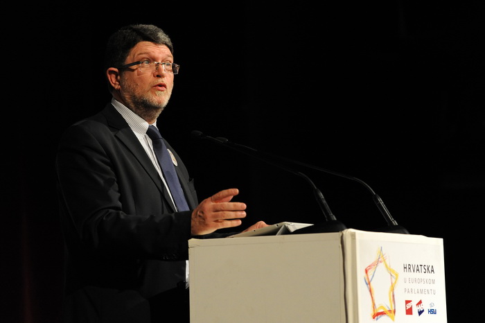 Zadar, 050413.
Veceras je u HNK Zadar odrzano predstavljanje liste koalicije SDP-HNS-HSU za Europski parlament. Na predstavljanju su govorili predsjednik SDP-a Zoran Milanovic, predsjednica HNS-a Vesna Pusic, predsjednik HSU-a Silvano Hrelja, te prvi na l Zadar, 050413.
Veceras je u HNK Zadar odrzano predstavljanje liste koalicije SDP-HNS-HSU za Europski parlament. Na predstavljanju su govorili predsjednik SDP-a Zoran Milanovic, predsjednica HNS-a Vesna Pusic, predsjednik HSU-a Silvano Hrelja, te prvi na l