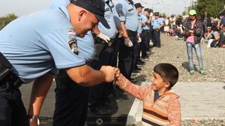 Tovarnik: Iscrpljenim izbjeglicama koji čekaju vlak volonteri Crvenog križa pružaju svekoliku pomoć. Photo: Zeljko Lukunic/PIXSELL Tovarnik: Iscrpljenim izbjeglicama koji čekaju vlak volonteri Crvenog križa pružaju svekoliku pomoć. Photo: Zeljko Lukunic/PIXSELL