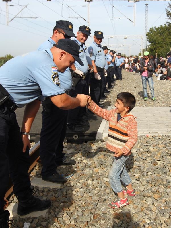 Tovarnik: Iscrpljenim izbjeglicama koji čekaju vlak volonteri Crvenog križa pružaju svekoliku pomoć. Photo: Zeljko Lukunic/PIXSELL Tovarnik: Iscrpljenim izbjeglicama koji čekaju vlak volonteri Crvenog križa pružaju svekoliku pomoć. Photo: Zeljko Lukunic/PIXSELL
