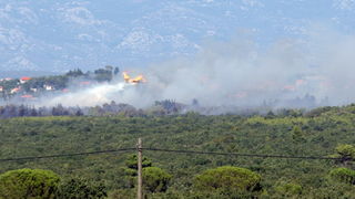 Zadar, 240809.
Veliki pozar kod Smokovica i Zemunika pokraj Zadra gase cetiri kanadera i dva air traktora. Gori nisko raslinje, a vatra je zaprijetila vojnoj pisti. Vjetar otezava gasenje.
Foto: Branislav Grgurovic / CROPIX Zadar, 240809.
Veliki pozar kod Smokovica i Zemunika pokraj Zadra gase cetiri kanadera i dva air traktora. Gori nisko raslinje, a vatra je zaprijetila vojnoj pisti. Vjetar otezava gasenje.
Foto: Branislav Grgurovic / CROPIX