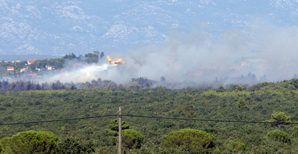 Zadar, 240809.
Veliki pozar kod Smokovica i Zemunika pokraj Zadra gase cetiri kanadera i dva air traktora. Gori nisko raslinje, a vatra je zaprijetila vojnoj pisti. Vjetar otezava gasenje.
Foto: Branislav Grgurovic / CROPIX Zadar, 240809.
Veliki pozar kod Smokovica i Zemunika pokraj Zadra gase cetiri kanadera i dva air traktora. Gori nisko raslinje, a vatra je zaprijetila vojnoj pisti. Vjetar otezava gasenje.
Foto: Branislav Grgurovic / CROPIX
