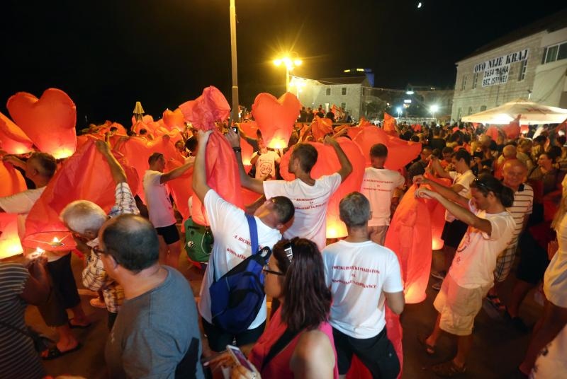 Vodice: Puštanjem lampiona obilježena 10. obljetnica Kornatske tragedije Vodice: Puštanjem lampiona obilježena 10. obljetnica Kornatske tragedije
