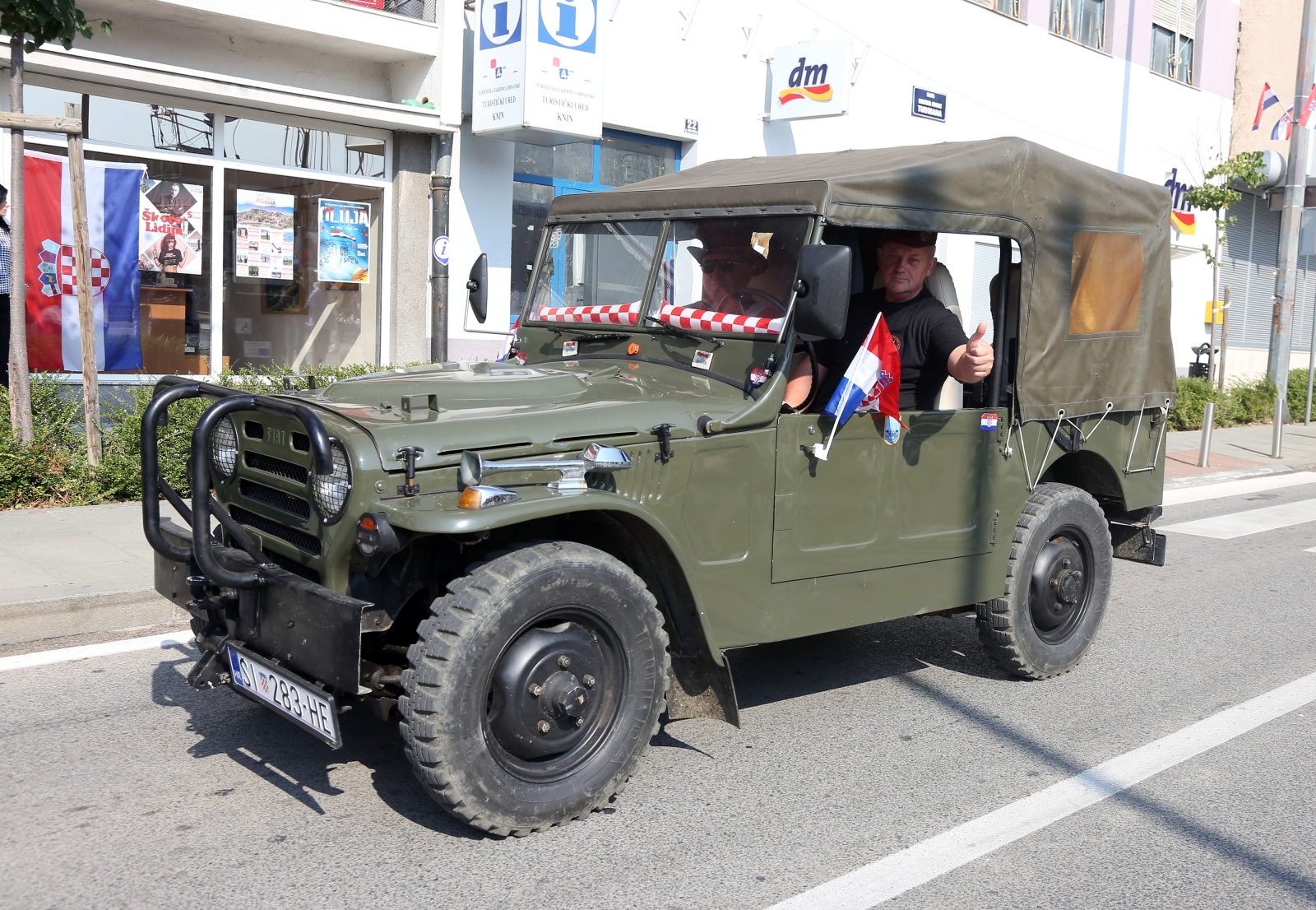 Knin: Mimohod motocikala i starodobnih vojnih vozila