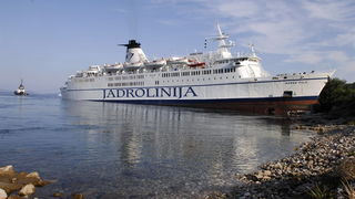 Kornati, Otok Sit, 261009 .
Putnicki brod Marko Polo nasukao se prekjucer unutar otoka Sita na sjeverozapadnoj strani. 
Marko Polo je provom zaorao barem desetak metara u kopno, srusio morske stijene i raslinje, probio zid ograde obitelji Kovacev i zausta