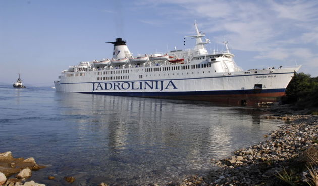 Kornati, Otok Sit, 261009 .
Putnicki brod Marko Polo nasukao se prekjucer unutar otoka Sita na sjeverozapadnoj strani. 
Marko Polo je provom zaorao barem desetak metara u kopno, srusio morske stijene i raslinje, probio zid ograde obitelji Kovacev i zausta