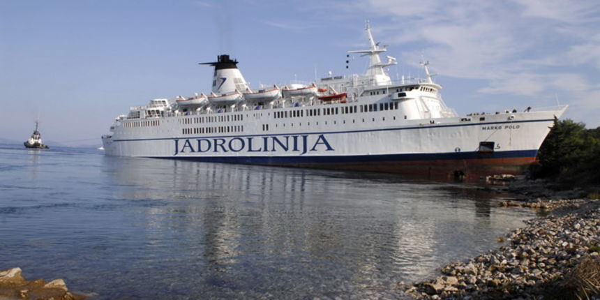 Kornati, Otok Sit, 261009 .
Putnicki brod Marko Polo nasukao se prekjucer unutar otoka Sita na sjeverozapadnoj strani. 
Marko Polo je provom zaorao barem desetak metara u kopno, srusio morske stijene i raslinje, probio zid ograde obitelji Kovacev i zausta