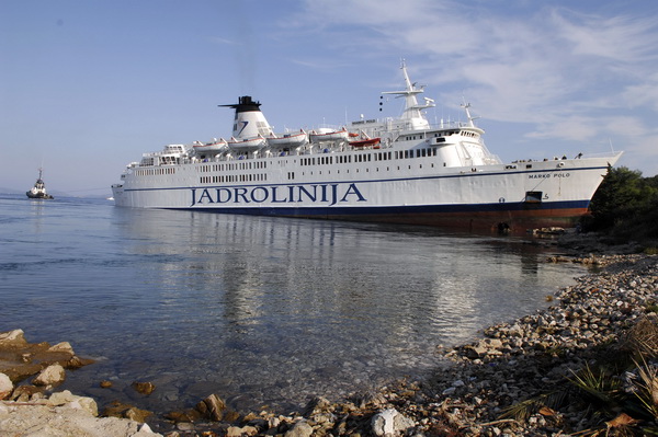 Kornati, Otok Sit, 261009 .
Putnicki brod Marko Polo nasukao se prekjucer unutar otoka Sita na sjeverozapadnoj strani. 
Marko Polo je provom zaorao barem desetak metara u kopno, srusio morske stijene i raslinje, probio zid ograde obitelji Kovacev i zausta