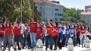 Ludijada zadarskih maturanata uz pjesmu i kupanje na Morskim orguljama. Foto: Dino Stanin/PIXSELL Ludijada zadarskih maturanata uz pjesmu i kupanje na Morskim orguljama. Foto: Dino Stanin/PIXSELL
