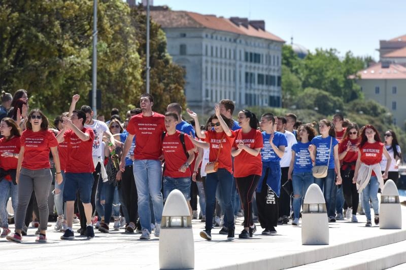 Ludijada zadarskih maturanata uz pjesmu i kupanje na Morskim orguljama. Foto: Dino Stanin/PIXSELL Ludijada zadarskih maturanata uz pjesmu i kupanje na Morskim orguljama. Foto: Dino Stanin/PIXSELL
