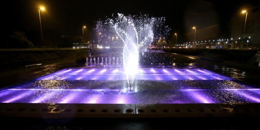 Zagreb: Fontane osvjetljene ružicastom bojom kao podrška oboljelima od rak. Photo: Igor Kralj/PIXSELL