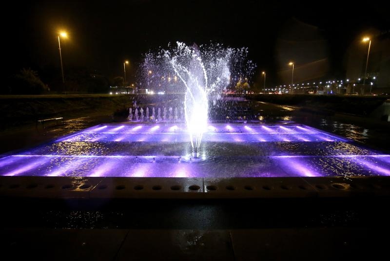 Zagreb: Fontane osvjetljene ružicastom bojom kao podrška oboljelima od rak. Photo: Igor Kralj/PIXSELL Zagreb: Fontane osvjetljene ružicastom bojom kao podrška oboljelima od rak. Photo: Igor Kralj/PIXSELL