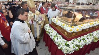 Velik broj vjernika sudjelovalo u procesiji u kojoj je nošeno tijelo Leopolda Bogdana Mandića od crkve Gospe od zdravlja do katedrale sv. Stošije Velik broj vjernika sudjelovalo u procesiji u kojoj je nošeno tijelo Leopolda Bogdana Mandića od crkve Gospe od zdravlja do katedrale sv. Stošije