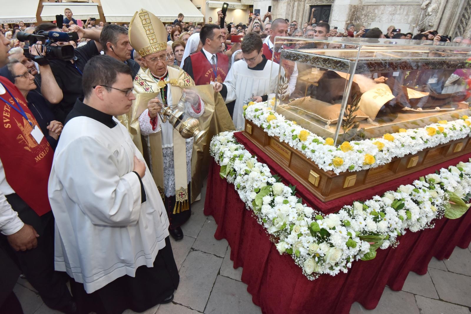 Velik broj vjernika sudjelovalo u procesiji u kojoj je nošeno tijelo Leopolda Bogdana Mandića od crkve Gospe od zdravlja do katedrale sv. Stošije Velik broj vjernika sudjelovalo u procesiji u kojoj je nošeno tijelo Leopolda Bogdana Mandića od crkve Gospe od zdravlja do katedrale sv. Stošije