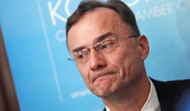 Zagreb – Na izvanrednim sjednicama Nadzornog i Upravnog odbora Hrvatske gospodarske komore Nadan Vidosevic je privremeno smijenjen s duznosti predsjednika. Za v.d. predsjednika Upravnog odbora HGK izabran je Darko Petricevic koji ce tu duznost vrsiti do i