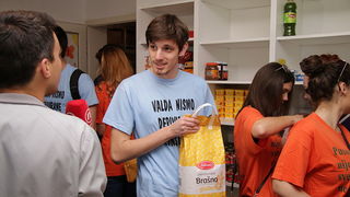 Zadarski maturanti donirali brašno Socijalnoj samoposluzi Zadarski maturanti donirali brašno Socijalnoj samoposluzi