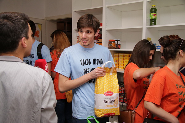 Zadarski maturanti donirali brašno Socijalnoj samoposluzi Zadarski maturanti donirali brašno Socijalnoj samoposluzi