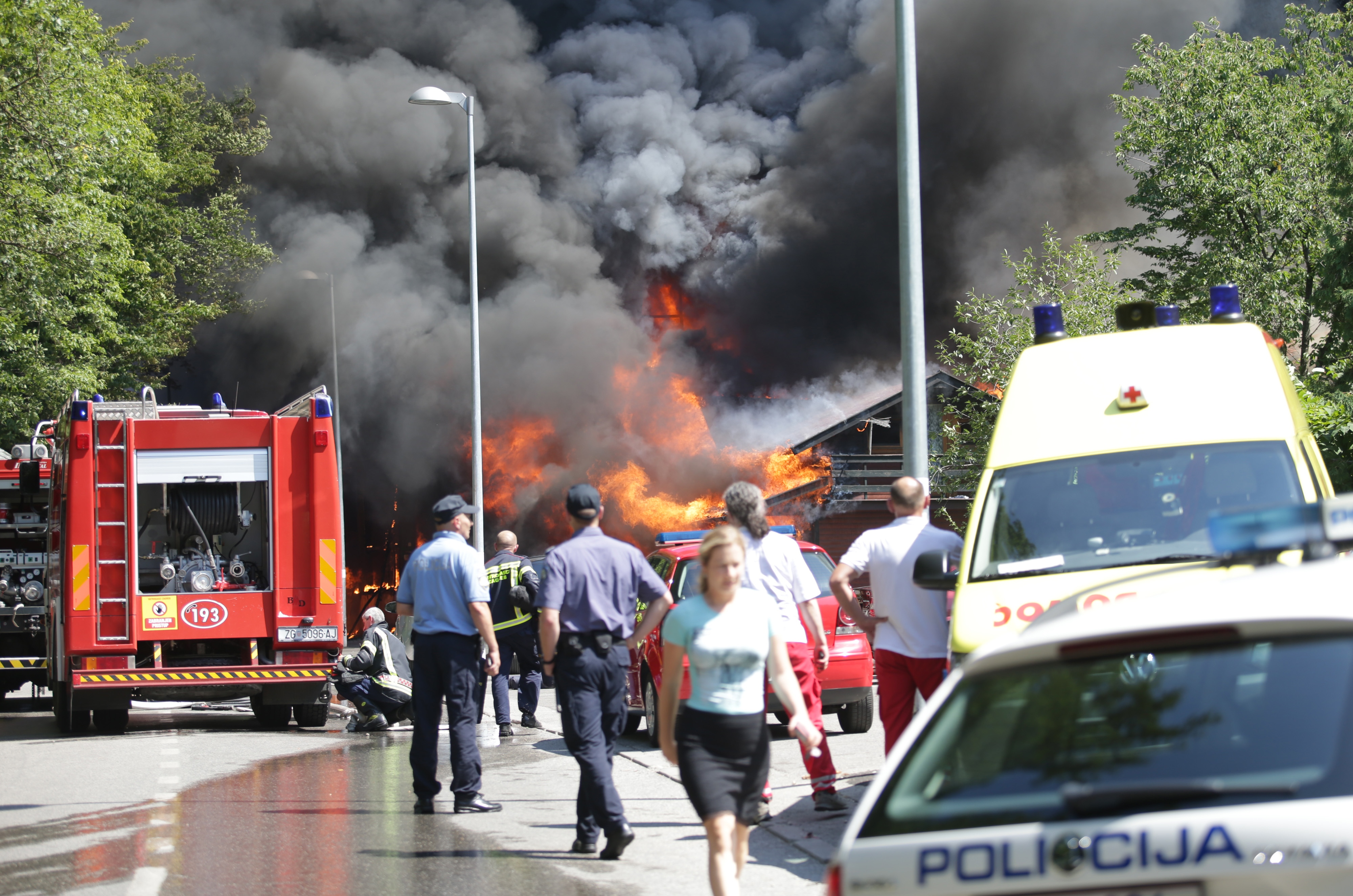 Požar na ŠRC Jelenovac, grad prekriven dimom, zaustavljeni autobusi…