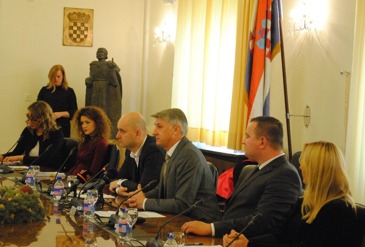 Ministar Tolušić potpisao ugovore za sanaciju šteta od poplave Ministar Tolušić potpisao ugovore za sanaciju šteta od poplave