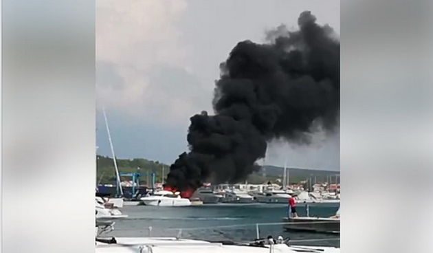 U D-Marin Bibinje-Sukošan zapalila se jahta, nad marinom se nadvio gusti crni dim