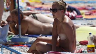 Makarska, 220810.
Dok je u SAD-u zakonom zabranjeno damama kupanje na plazi bez gornjeg dijela kostima, Hrvatska, srecom, nema takvih ogranicenja pa kupacice na makarskim plazama ponosno pruzaju podrsku borbi za jednakost spolova koju na danasnji datum p Makarska, 220810.
Dok je u SAD-u zakonom zabranjeno damama kupanje na plazi bez gornjeg dijela kostima, Hrvatska, srecom, nema takvih ogranicenja pa kupacice na makarskim plazama ponosno pruzaju podrsku borbi za jednakost spolova koju na danasnji datum p