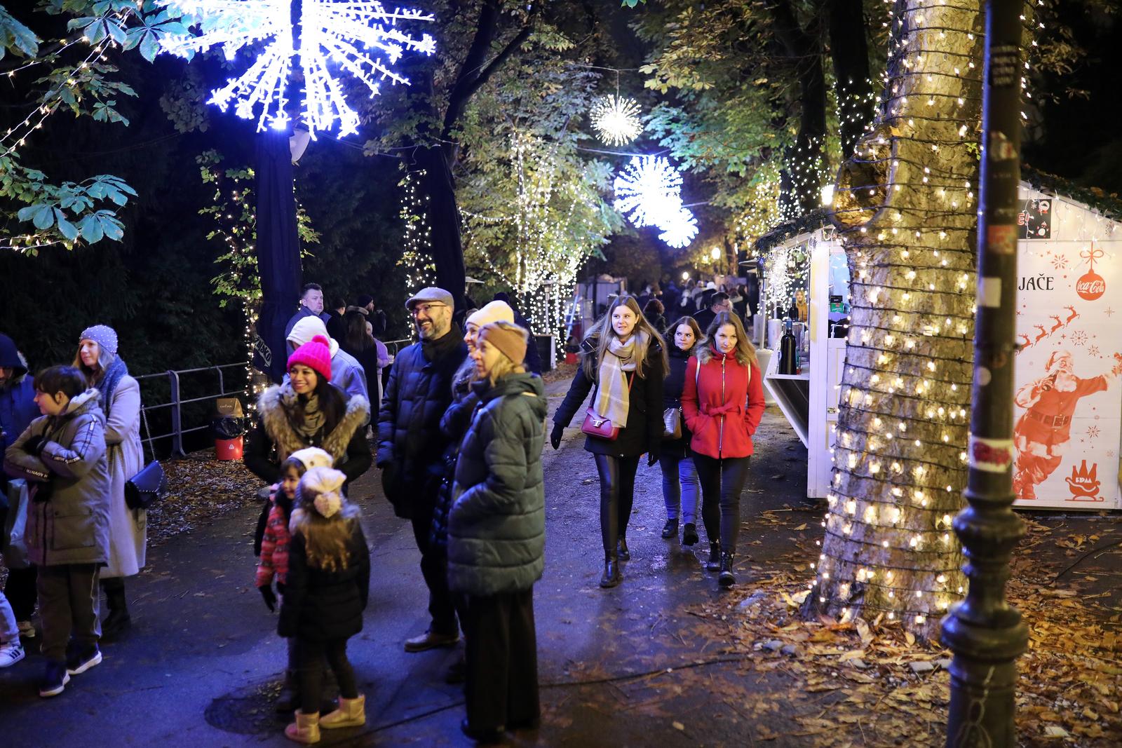Zagrebački Advent ove godine pun je svjetla i šarenila