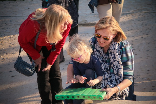 Glazbeno scenski nastup “Iskra ljubavi za mir” i grupna meditacija na Forumu