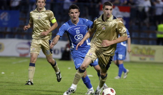 Varazdin, 250511. Na Gradskom stadionu u Varazdinu igra se druga utakmica finala Kupa Hrvatske izmedju Varazdina (plavi) i Dinama. Na slici: Dominik Glavina i Sime Vrsaljko Foto: Zeljko Hajdinjak / Cropix
