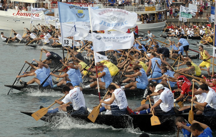 Metkovic, 140810.
Trinaesti maraton ladja vozi se od Metkovica do Ploca u duzini od 22,5 kilometara. U maratonu je nastupilo oko 600 veslaca u 35 ladjarskih posada.
Foto: Denis Jerkovic / Cropix