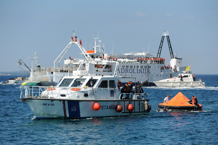 Zadar, 190413.
Pokazno-edukacijska vjezba spasavanja na moru “More i sigurnost” na moru ispred Morskih orgulja; sudjelovalo je 14 institucija (policija, vatrogasci, Crveni kriz, hitna pomoc, ronilacki klubovi…). Simuliran je pozar na Jadrolinijinom traj