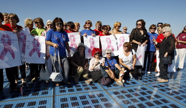 Zadar, 011011.
Udruga Europa Donna obiljezava Dan ruzicaste vrpce, posvecen prevenciji i ranom otkrivanju raka dojke. Zene iz udruge prosetale su kroz grad sa plakatima.
Foto: Jure Miskovic / CROPIX