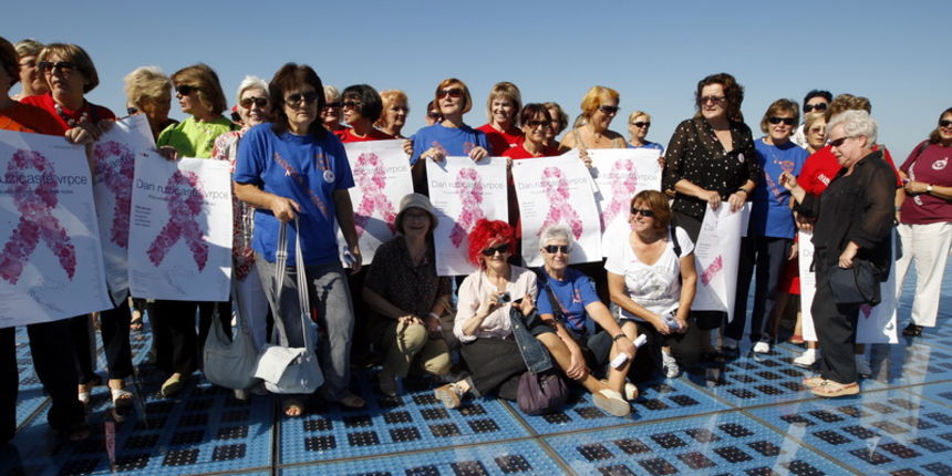 Zadar, 011011.
Udruga Europa Donna obiljezava Dan ruzicaste vrpce, posvecen prevenciji i ranom otkrivanju raka dojke. Zene iz udruge prosetale su kroz grad sa plakatima.
Foto: Jure Miskovic / CROPIX Zadar, 011011.
Udruga Europa Donna obiljezava Dan ruzicaste vrpce, posvecen prevenciji i ranom otkrivanju raka dojke. Zene iz udruge prosetale su kroz grad sa plakatima.
Foto: Jure Miskovic / CROPIX