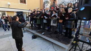 Zadar, 221212.
Predblagdansko subotnje jutro na zadarskom Poluotoku bilo je bogato raznim dogadjanjima. U isto vrijeme su zadarski zborovi, limena glazba i pojedini pjevaci udruzili snage te izvodili Bozicne pjesme.
Na fotografiji: zbor Petar Zoranic.
Fot Zadar, 221212.
Predblagdansko subotnje jutro na zadarskom Poluotoku bilo je bogato raznim dogadjanjima. U isto vrijeme su zadarski zborovi, limena glazba i pojedini pjevaci udruzili snage te izvodili Bozicne pjesme.
Na fotografiji: zbor Petar Zoranic.
Fot