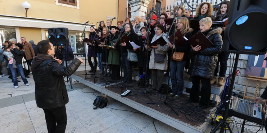 Zadar, 221212.
Predblagdansko subotnje jutro na zadarskom Poluotoku bilo je bogato raznim dogadjanjima. U isto vrijeme su zadarski zborovi, limena glazba i pojedini pjevaci udruzili snage te izvodili Bozicne pjesme.
Na fotografiji: zbor Petar Zoranic.
Fot Zadar, 221212.
Predblagdansko subotnje jutro na zadarskom Poluotoku bilo je bogato raznim dogadjanjima. U isto vrijeme su zadarski zborovi, limena glazba i pojedini pjevaci udruzili snage te izvodili Bozicne pjesme.
Na fotografiji: zbor Petar Zoranic.
Fot