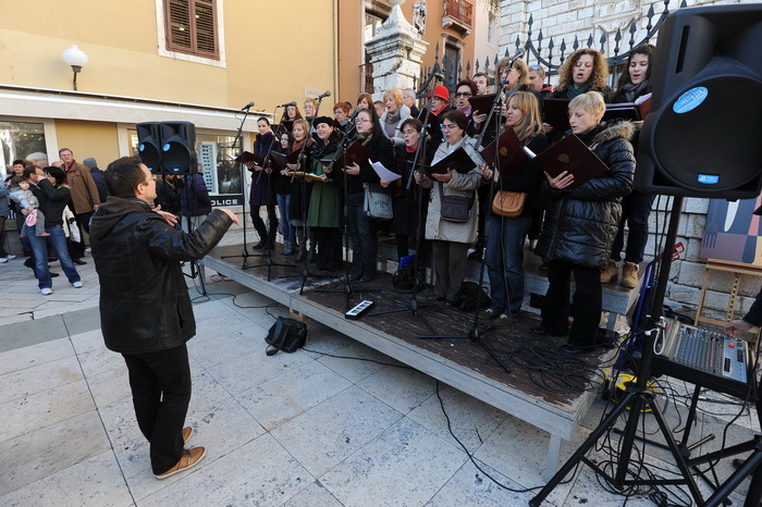 Zadar, 221212.
Predblagdansko subotnje jutro na zadarskom Poluotoku bilo je bogato raznim dogadjanjima. U isto vrijeme su zadarski zborovi, limena glazba i pojedini pjevaci udruzili snage te izvodili Bozicne pjesme.
Na fotografiji: zbor Petar Zoranic.
Fot Zadar, 221212.
Predblagdansko subotnje jutro na zadarskom Poluotoku bilo je bogato raznim dogadjanjima. U isto vrijeme su zadarski zborovi, limena glazba i pojedini pjevaci udruzili snage te izvodili Bozicne pjesme.
Na fotografiji: zbor Petar Zoranic.
Fot