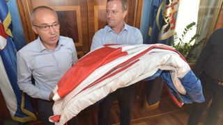 Ministar Krstičević uručio gradonačelniku Dukiću veliku hrvatsku zastavu