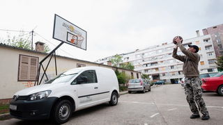 Zadar, 140412
Kosarkaska igralista i na njima postavljeni kosevi po citavom Zadru, koji se dici imenom “Grad kosarke”, su u jako losem stanju i/ili sluze kao parkiraliste.
Na fotografiji: kos u Velebitskoj ulici postavljen je u akciji “1000 koseva za Hrv Zadar, 140412
Kosarkaska igralista i na njima postavljeni kosevi po citavom Zadru, koji se dici imenom “Grad kosarke”, su u jako losem stanju i/ili sluze kao parkiraliste.
Na fotografiji: kos u Velebitskoj ulici postavljen je u akciji “1000 koseva za Hrv