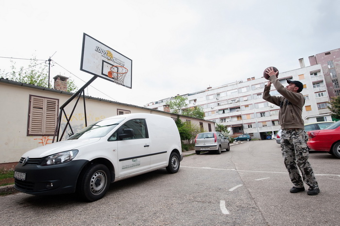 Zadar, 140412
Kosarkaska igralista i na njima postavljeni kosevi po citavom Zadru, koji se dici imenom “Grad kosarke”, su u jako losem stanju i/ili sluze kao parkiraliste.
Na fotografiji: kos u Velebitskoj ulici postavljen je u akciji “1000 koseva za Hrv Zadar, 140412
Kosarkaska igralista i na njima postavljeni kosevi po citavom Zadru, koji se dici imenom “Grad kosarke”, su u jako losem stanju i/ili sluze kao parkiraliste.
Na fotografiji: kos u Velebitskoj ulici postavljen je u akciji “1000 koseva za Hrv