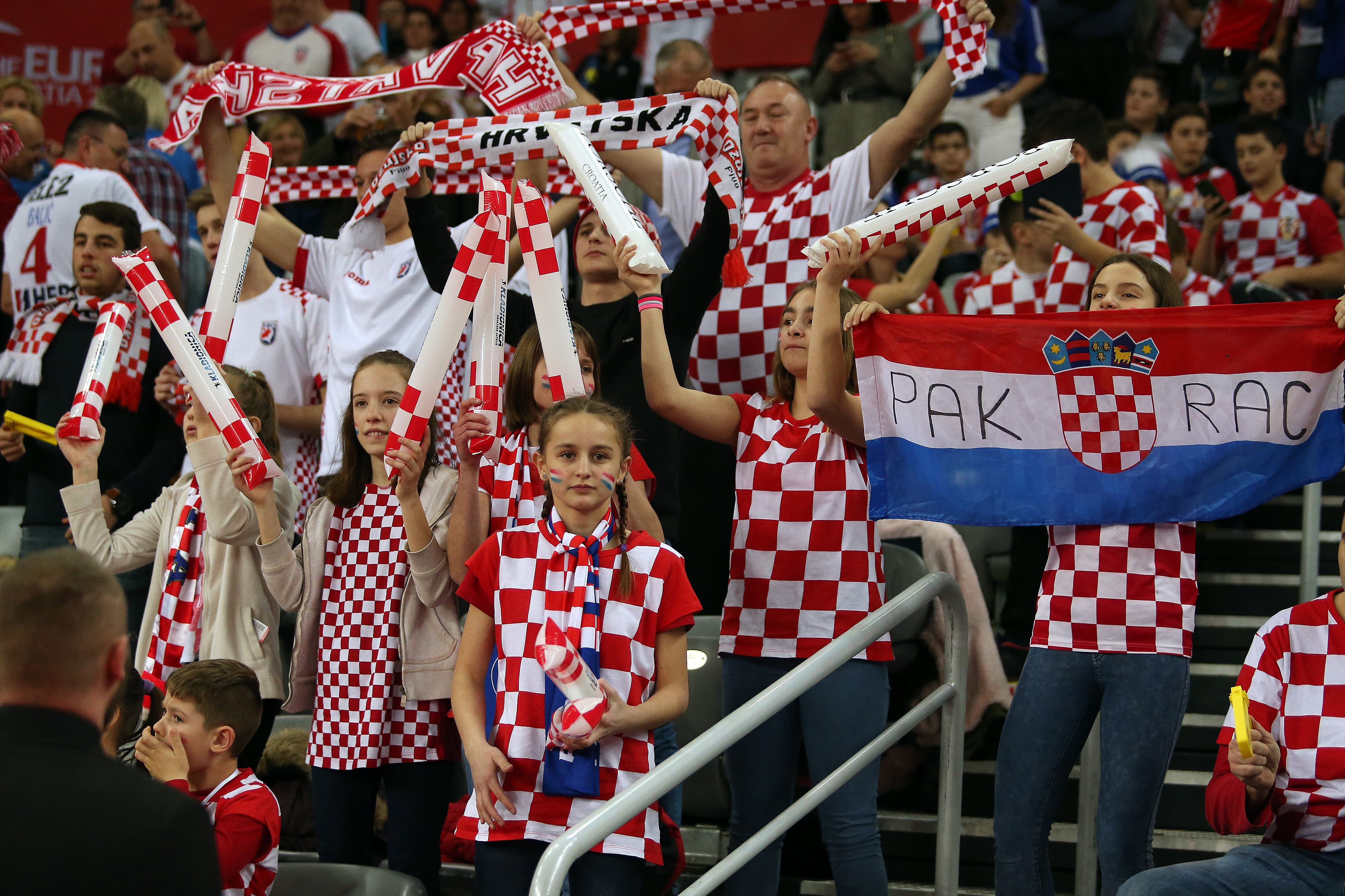 Fantastična atmosfera u Areni: dobro raspoloženi navijači ‘nose’ naše igrače protiv Norveške Fantastična atmosfera u Areni: dobro raspoloženi navijači ‘nose’ naše igrače protiv Norveške